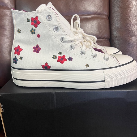 Converse Women's Chuck Taylor All Star Lift Platform Embroidered Flowers - Picture 2 of 16